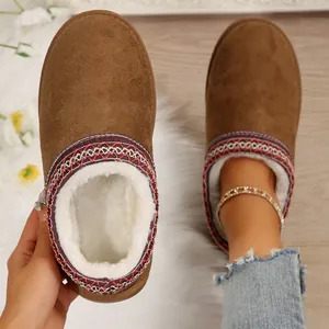 Gros plan sur des bottes de neige marron pour femmes avec broderies et doublure en fausse fourrure