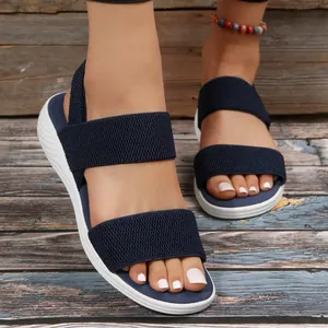 Detalle de las correas elásticas azul marino en las cómodas sandalias de plataforma