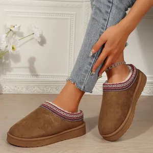 Chaussons plateforme marron confortables avec broderie et doublure polaire chaude pour l'hiver.