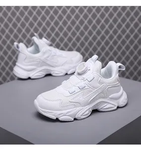 Detailansicht der weißen Jungen-Sneaker mit praktischem Drehverschluss-Schnürsystem