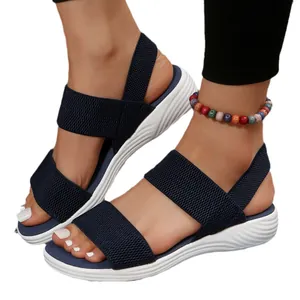 Comfortabele damesplatform sandalen met marineblauwe elastische banden en dikke witte zool.
