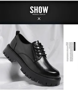 Détail de chaussures derby en cuir noir pour hommes avec semelle crantée épaisse
