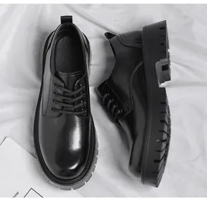 Vue détaillée de chaussures derby en cuir noir à semelle épaisse pour hommes