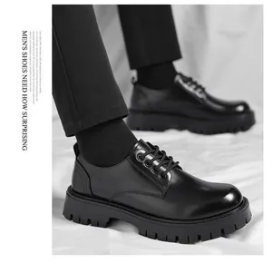 Gros plan de chaussures derby en cuir noir à semelles épaisses pour hommes