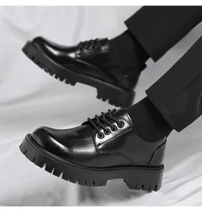 Vue détaillée de chaussures en cuir noir pour hommes avec des semelles épaisses crantées