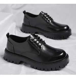 Vue latérale de chaussures pour hommes en cuir noir style britannique à semelle épaisse
