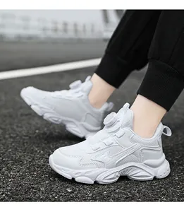Detailansicht der weißen atmungsaktiven Sneaker für Jungen mit Drehverschluss-System