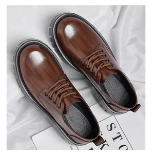 Vue détaillée de chaussures Derby marron de style britannique avec semelles épaisses en gomme