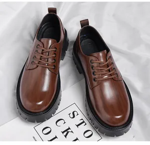 Vue détaillée de chaussures de ville marron pour hommes sur un fond de tissu blanc
