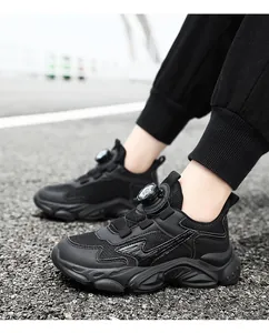 Detailansicht schwarzer, atmungsaktiver Jungenturnschuhe mit Drehverschluss.