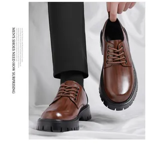 Détail de chaussures de ville en cuir marron pour hommes avec semelle noire