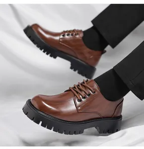 Détail de chaussures brunes homme style britannique business décontracté avec semelle crantée