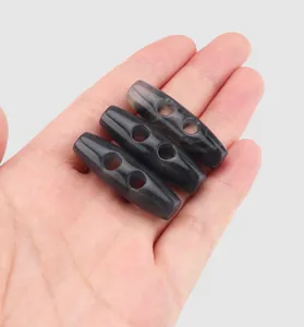 Detailweergave van toggle-knoppen van natuurlijke Xiuyan-jade in de hand gehouden