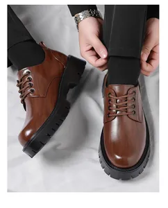 Gros plan de chaussures en cuir marron de style britannique avec semelle plateforme
