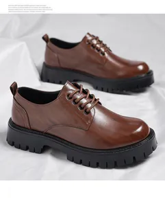 Vue détaillée de ces chaussures Derby marron pour hommes avec semelles épaisses