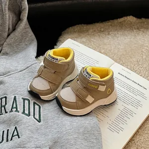 Detailansicht brauner Kinder-Wintersneaker mit warmem gelbem Plüschfutter und Klett
