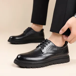 Elegant men's black leather Brogue shoes with soft sole for business casual wear
