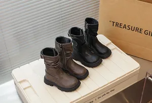 Bottes mi-mollet rétro pour filles à semelles épaisses en noir et marron, style chic.