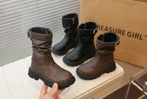 Gros plan sur des bottes mi-mollet à plateforme pour filles de style rétro Maillard