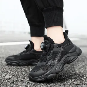 Atmungsaktive schwarze Sneaker für Jungen mit praktischem Drehverschluss für den Alltag.