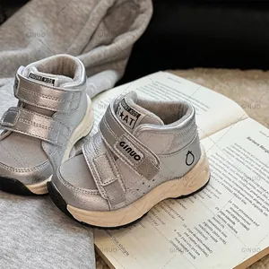 Silberne hohe Winterschuhe für Kinder mit warmem Fleecefutter und Klettverschluss
