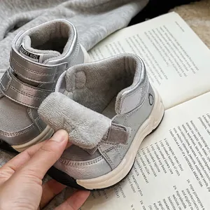 Silberne High-Top-Sneaker für Kinder mit warmem Kunstfellfutter für den Winterkomfort