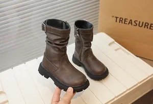 Vue détaillée des bottes mi-mollet marron vintage pour filles avec semelles épaisses.