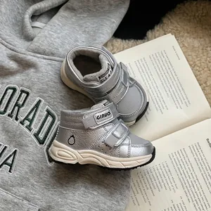 Warme silberne High-Top-Sneaker für Kinder mit kuscheligem Plüschfutter und Klett