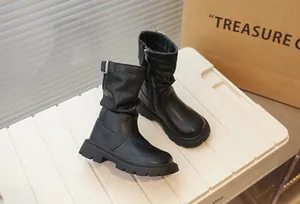 Bottes mi-mollet noires plissées pour filles avec semelles épaisses et boucles décoratives.
