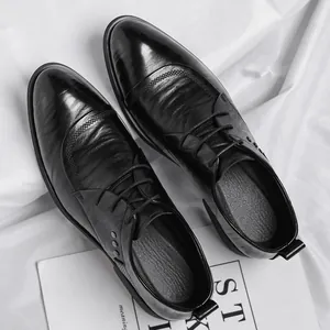 Elegante schwarze Herren-Business-Lederschuhe mit strukturierter Oberfläche und Spitze.