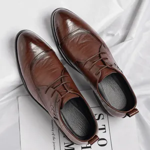 Elegante braune Herren-Business-Lederschuhe mit strukturierter Oberfläche und Schnürung.