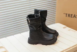Vue latérale détaillée des bottes noires à plateforme pour filles avec boucle