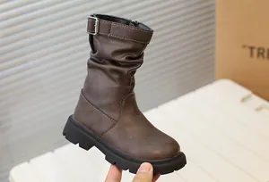 Vue détaillée de bottes plissées marron vintage pour filles avec semelle noire épaisse.