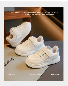 Vista detallada de zapatillas de invierno para niños con forro polar muy suave.