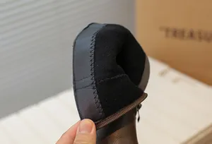 Gros plan sur la doublure polaire chaude et les coutures détaillées des bottes brunes