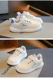 Detalle de zapatillas blancas para niños con forro de piel sintética para invierno.
