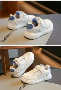 Vista detallada de zapatillas blancas para niños con forro polar y cierre de velcro