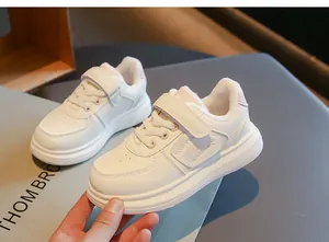 Zapatillas blancas infantiles con forro polar y cierre de velcro para invierno
