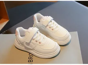 Zapatillas blancas de moda para niños con forro polar cálido y detalles rosa de invierno