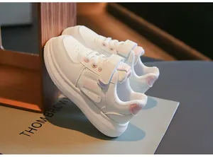 Primer plano de zapatillas de invierno blancas para niños con forro polar rosa y velcro