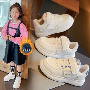 Stijlvolle witte sportsneakers voor kinderen met warme fleecevoering voor de winter