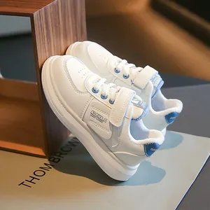 Witte vrijetijdssneakers voor kinderen met blauwe accenten en warme fleece voering