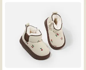 Detail von Kinder-Winterstiefeln mit Kirschmuster und warmem Fleece-Innenfutter