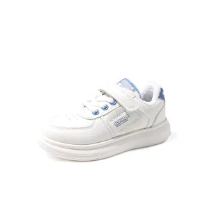 Witte kindersportschoenen met blauwe accenten en warme fleecevoering voor de winter