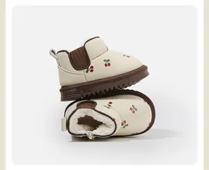 Warme Kinder-Schneestiefel mit Kirschprint und kuscheligem weißem Fleece-Futter.
