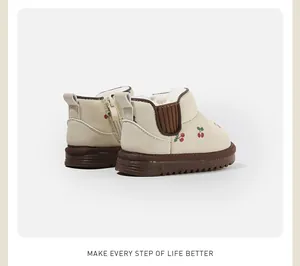Detailansicht warmer Kinder-Schneestiefel mit Kirschmuster und weichem Fleecefutter.