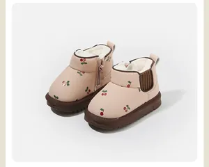 Warme rosa Kleinkind-Schneestiefel mit Kirschmuster und weichem Plüschfutter-Detail