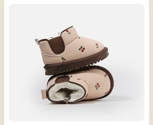 Details von rosa Kinder-Schneestiefeln mit warmem Kunstfellfutter und Kirschmuster.