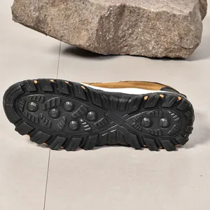 Primo piano della suola in gomma antiscivolo di scarpe casual da uomo marroni per outdoor