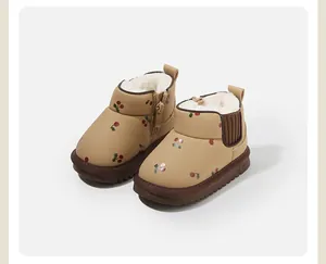 Detailansicht der Kinder-Schneestiefel mit Kirschmuster und warmem Fleece-Futter